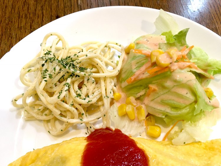 新鮮野菜にぴったりのこだわりドレッシングも創業から変わらない味。