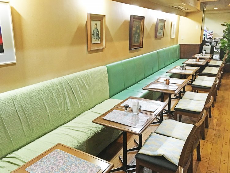 店に入って左側にはレトロ感あふれるベンチシート。のんびりと時間を過ごせそう。