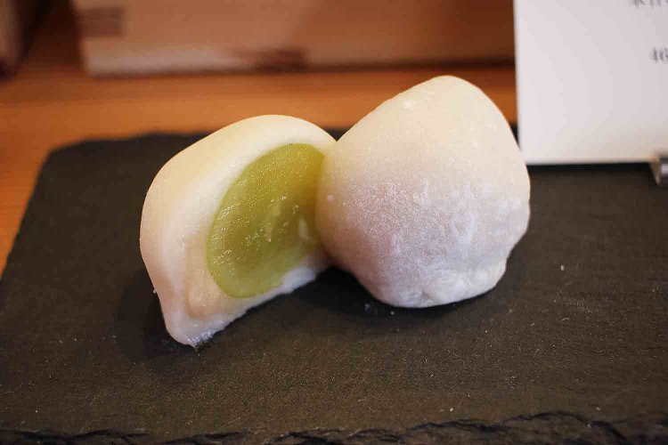 本日のフルーツ大福460円（シャインマスカット）。北海道産てぼう豆の白あんでフルーツを包む。