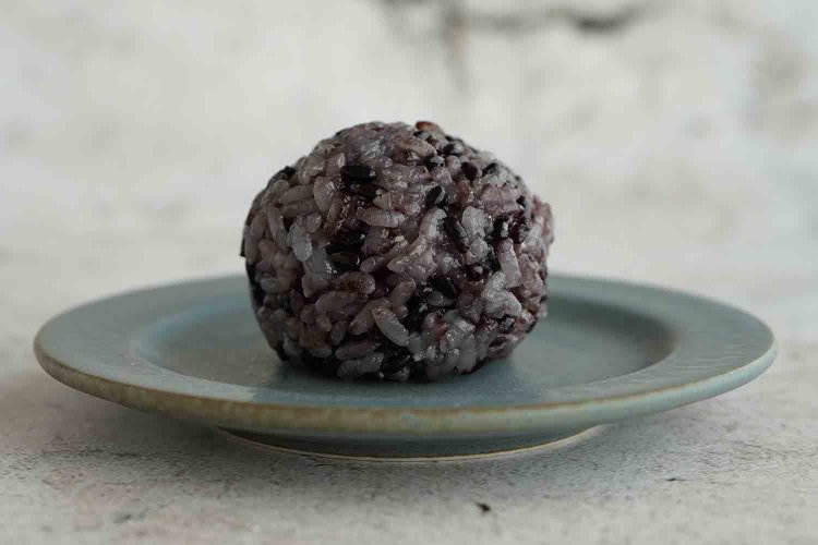 古代米の薬膳おはぎ（黒米・つぶ餡）320円。純度の高い鬼ザラ糖を使う餡は北海道小豆の香りがふわり。