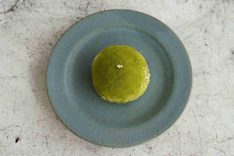 濃茶大福380円。抹茶餡と生クリームは相性抜群。