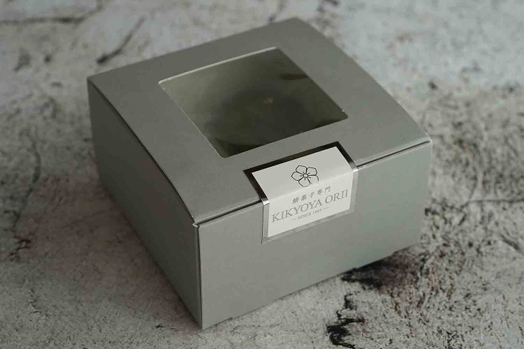 ちょっとした手土産にぴったりな化粧箱。4個用100円～。