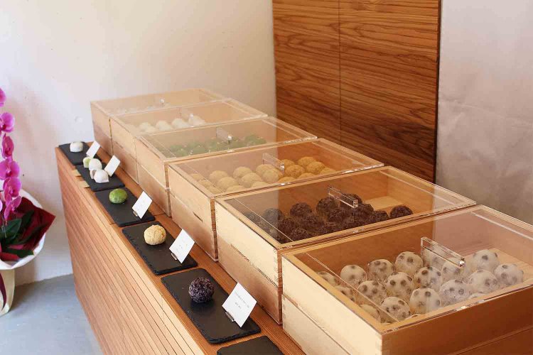 できたての餅菓子がばんじゅうに並ぶ。