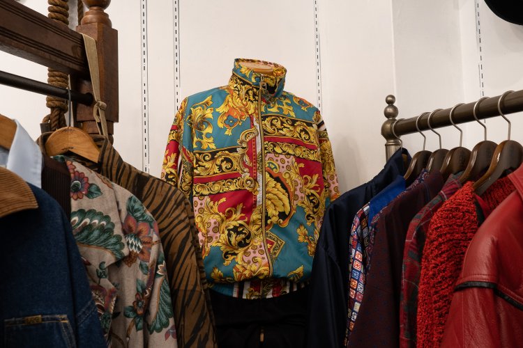 ピエール・カルダンのブルゾン。「レザージャケットの下にシャツの代わりに着たらかっこいいですよね」と木村さん。