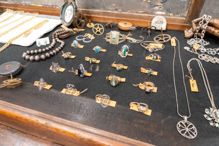 アクセサリーやジュエリーも充実。