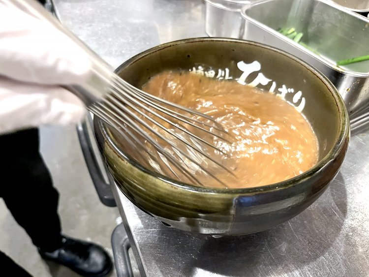 たっぷりスープを注いだら、泡立て器でまんべんなく混ぜ合わせる。