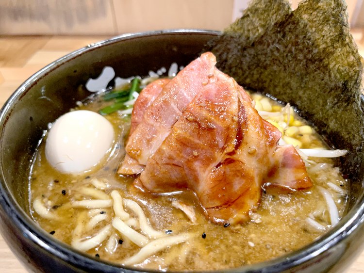 まず最初に山椒やゴマが薫る特製味噌らーめん1200円。