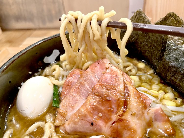 麺がスープを持ち上げて芳醇な味噌の香りが立ちのぼる。