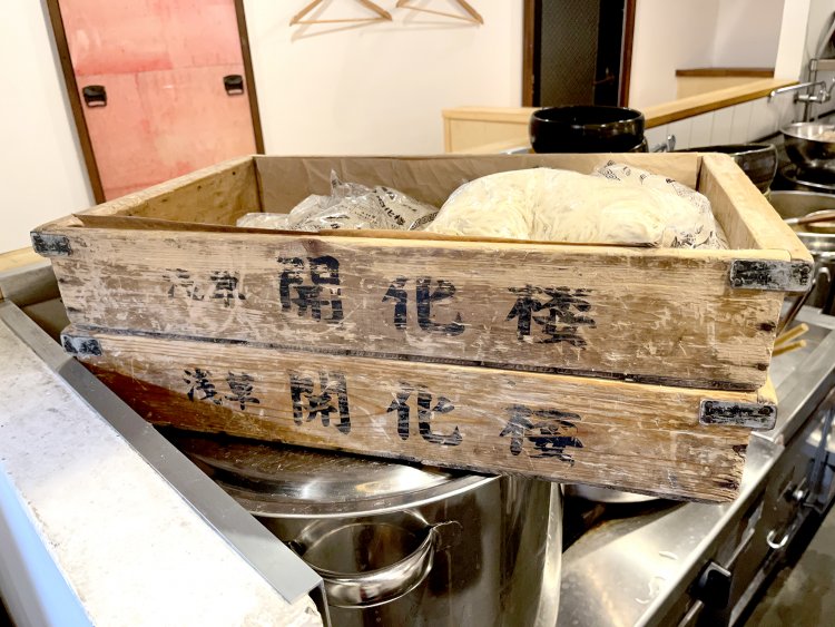 年季の入った麺の木箱にも味わいがある。