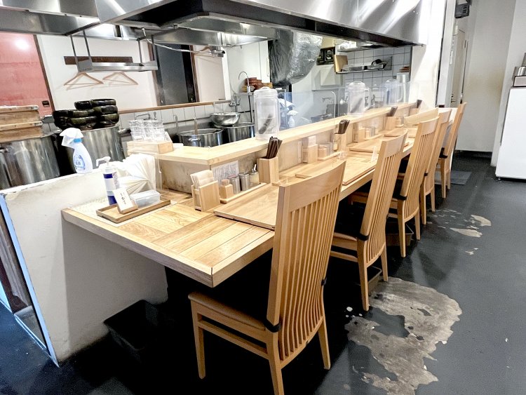 木を多用し、小粋な日本食店のような空間の店内。