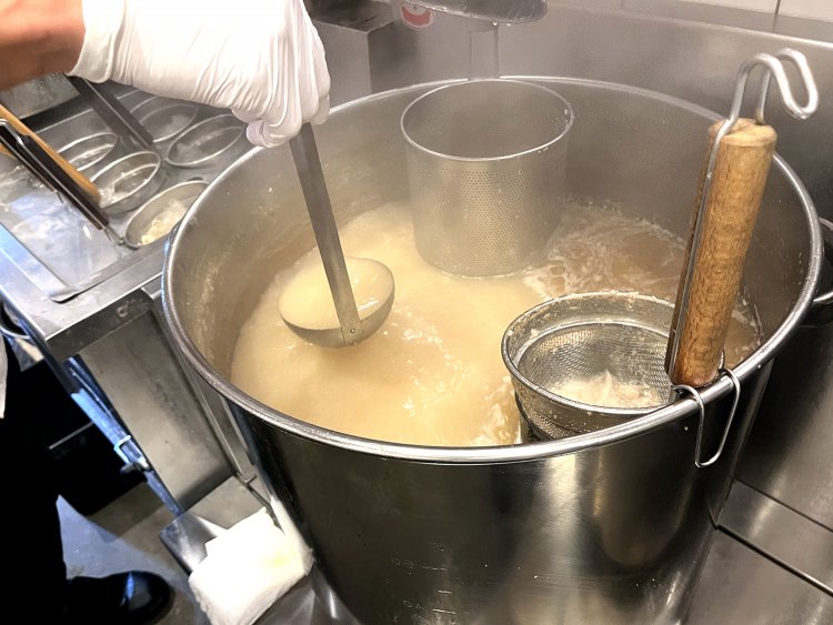 スープはトンコツと鶏ガラで取り、この店の味噌らーめんに欠かせない背脂も一緒に寸胴へ。