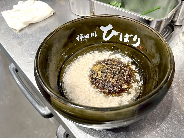 特徴のある5種類をブレンドした味噌と、たっぷり入れた背脂。