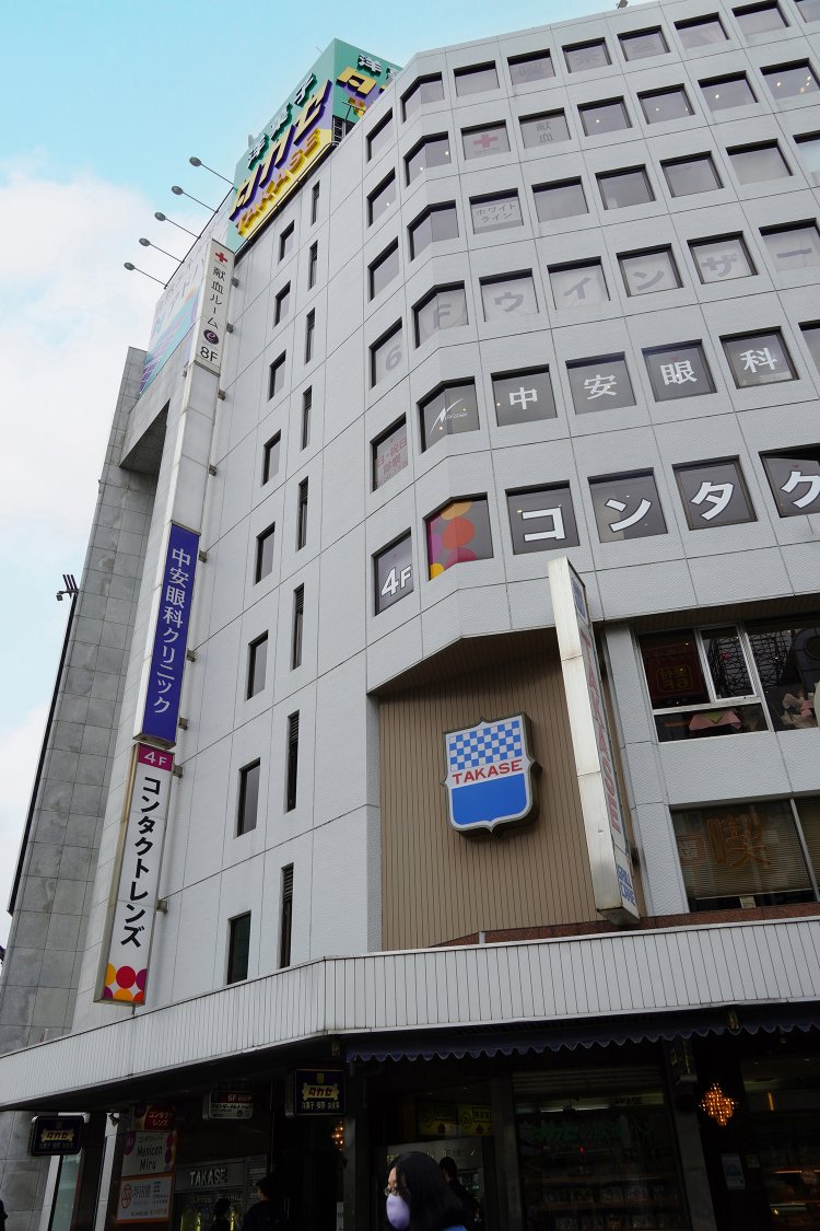 池袋駅東口に立つタカセビル。