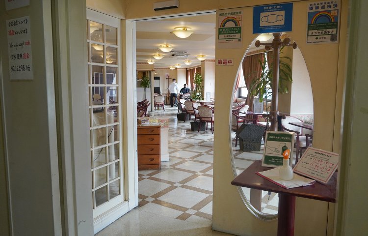 エレベーターホールから店内へ。