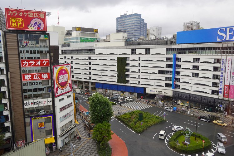 窓からの風景。池袋駅東口周辺が見下ろせる。