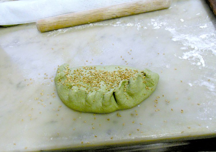 イタリア料理のカルツォーネとは異なり、生地をギョウザのようにとじて白ゴマをふりかけるのが本場マルタ流。