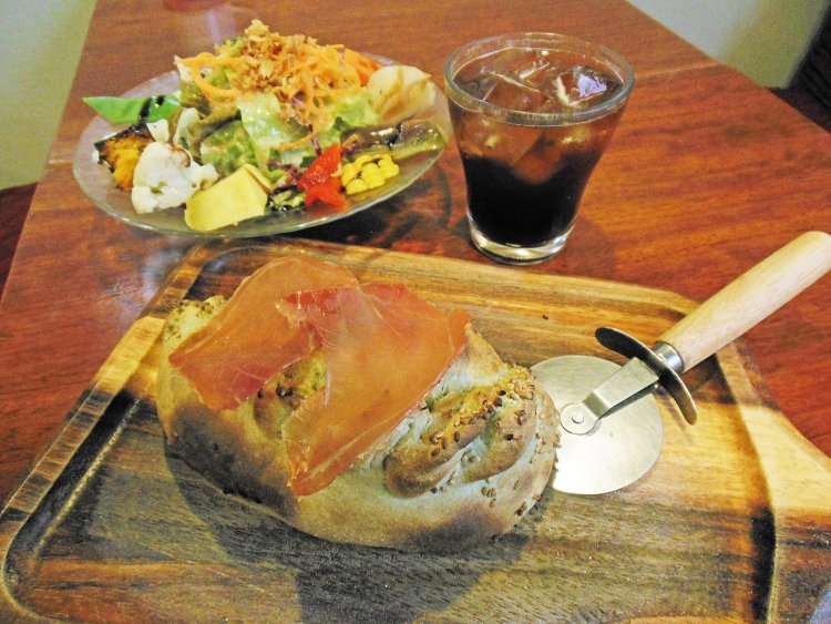 ランチセットは、たっぷりサラダとコーヒー（ホット or アイス）付き。