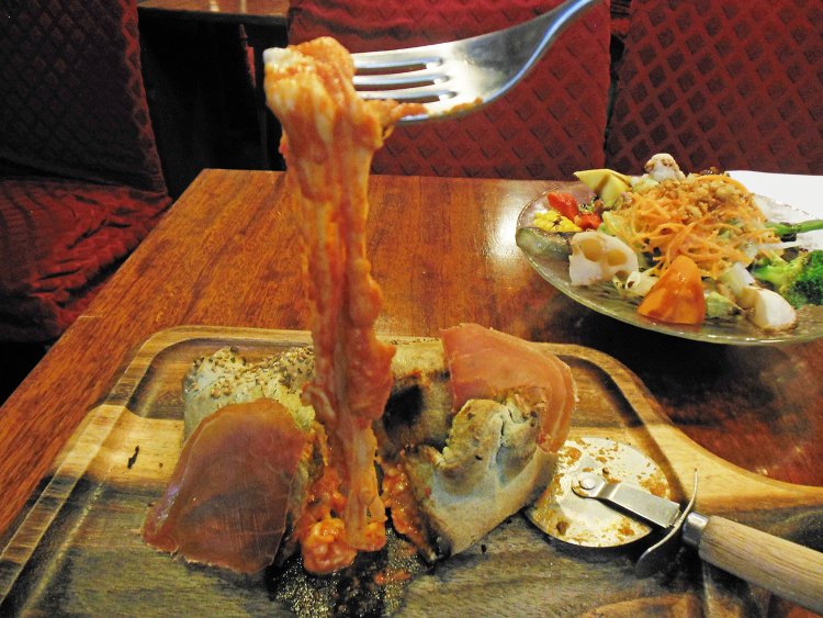 このチーズののび具合、ご覧あれ！　こんなにたっぷり入っていても、まったく食べ飽きることがない。