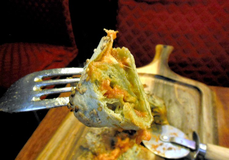 生地の外側のパリッと感と、内側の層のもっちり感が合わさって不思議な食感。これはハマる！