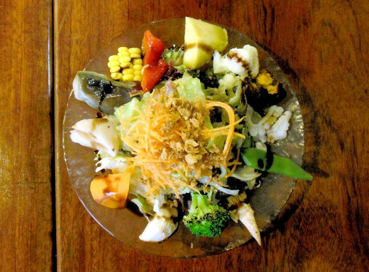 ボリュームた～っぷりランチサラダは、めちゃくちゃ食べごたえあり。まるで大輪の花を咲かせたような盛りつけ！