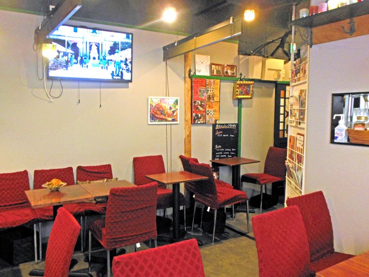 現地の店をイメージした店内はマルタの情報であふれている。マルタ共和国の首相も来店されたそう。