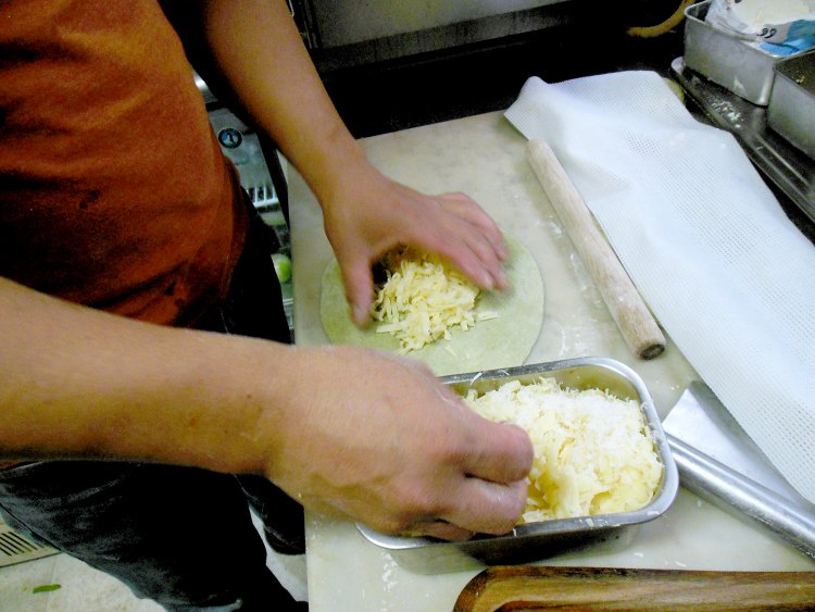 2種類のチーズをミックス。ゴゾチーズは「濃厚でクリーミーな豆腐のような味」と言われている。