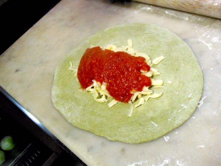 ほうれん草入りの生地に、2種類のチーズと酸味をおさえた自家製トマトソースをたっぷりのせて包む。