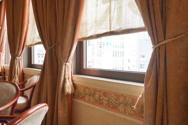 重みのあるカーテンがクラシカルなイメージ。