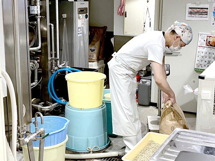 毎日職人がひとつひとつ丁寧に豆腐を作っている。