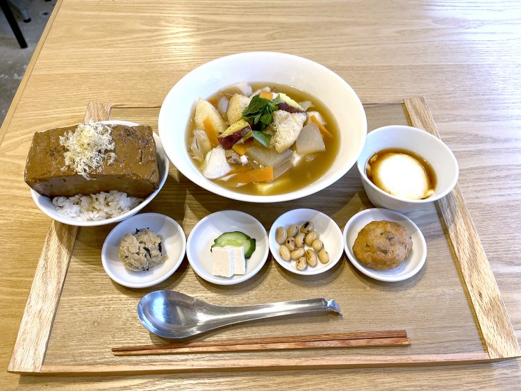 メインの豆腐や野菜など9種の具材が入った豆腐汁、豆腐めし、肉がんも、豆腐のぬか漬け、おぼろ豆腐と豆腐づくし！
