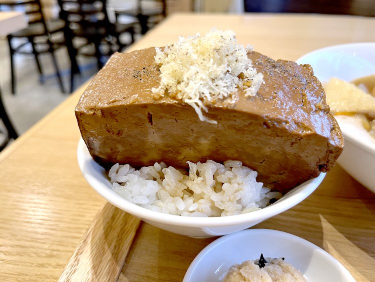 甘辛く煮付けた豆腐が半丁乗った豆腐めし。