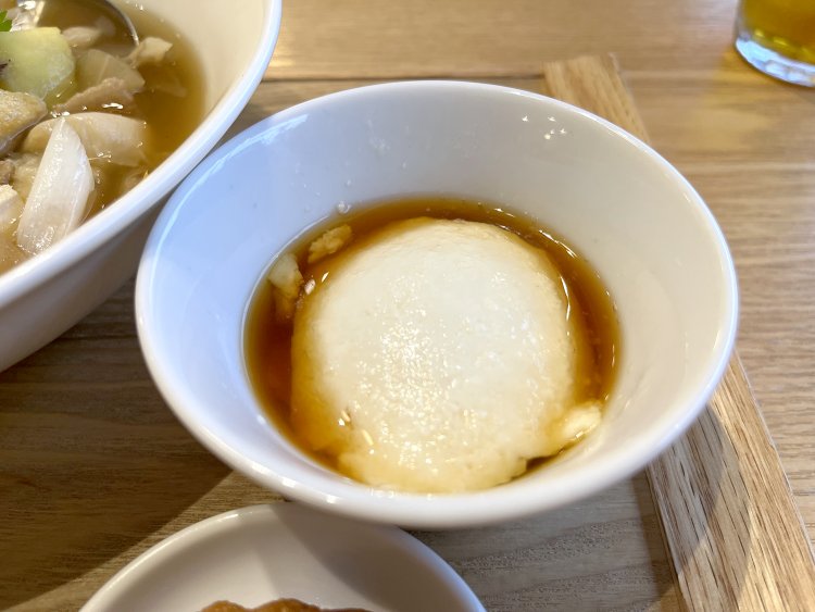 ムースのようになめらかで、大豆の甘さや香りが強いおぼろ豆腐。これは作りたてならではの味。