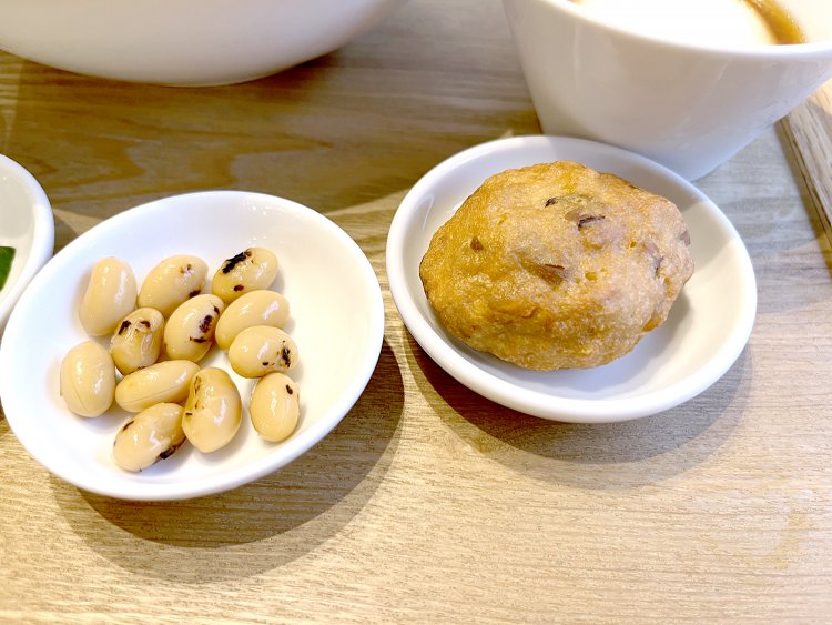 豚、ラムの挽肉と豆腐を混ぜたものを揚げた肉がんもと、大豆を焼いて醤油に漬けたしょうゆ豆。