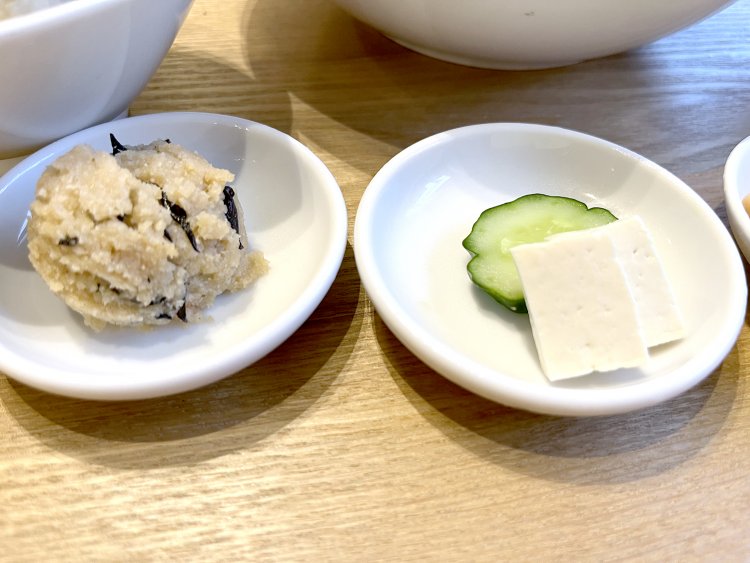 豆腐のぬか漬けと、ひじき入りのおからもご飯に合う。
