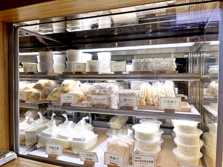 豆腐から油揚げ、いなり寿司にデザートまでがズラリ。