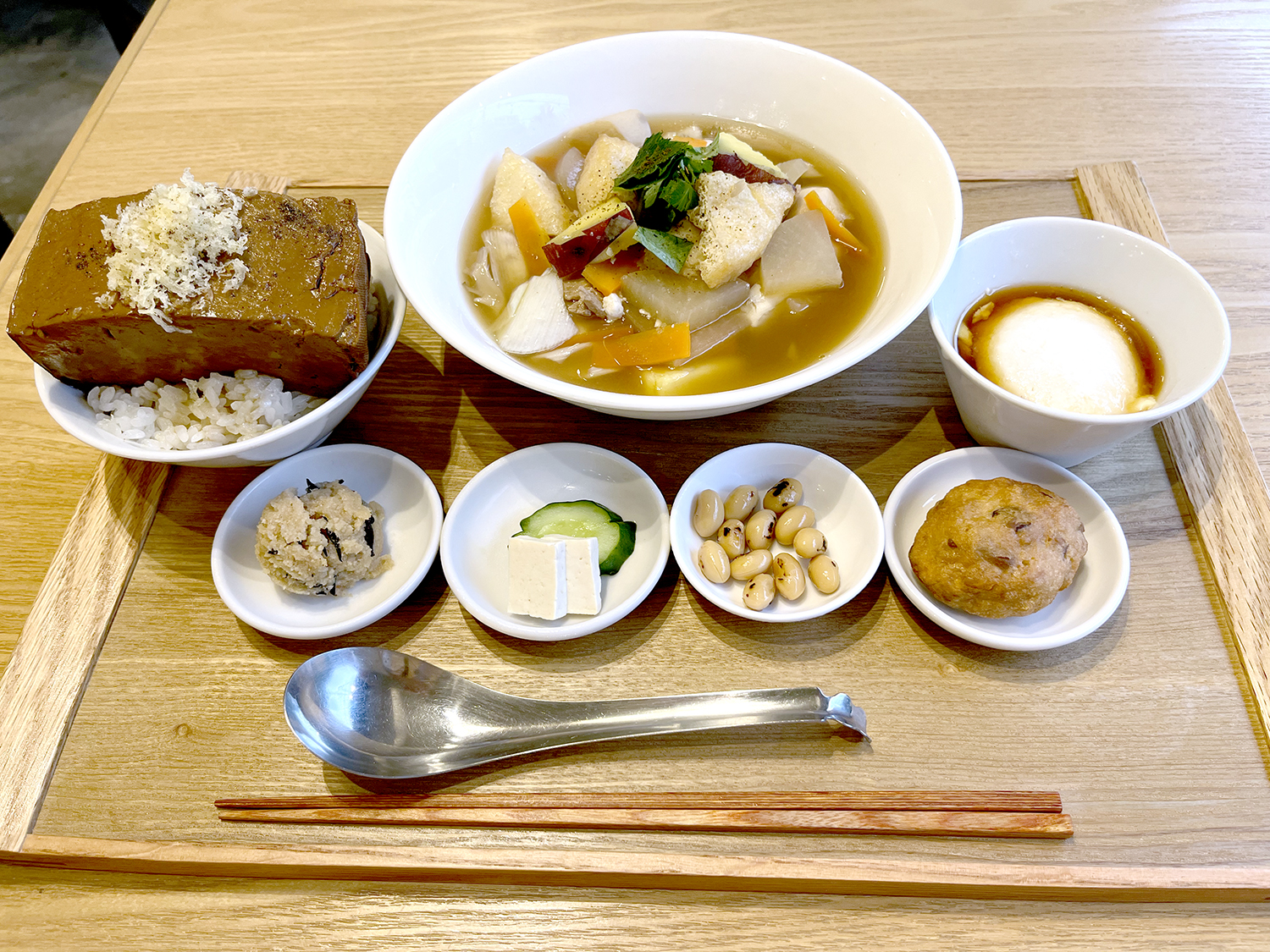 いろいろな豆腐料理が味わえる豆腐御膳1430円。