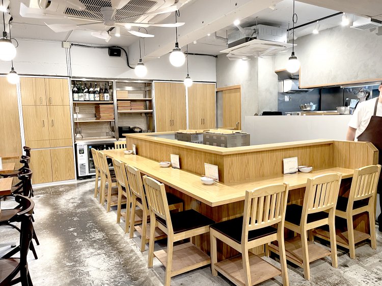 コの字カウンターのほか、テーブル席も完備。