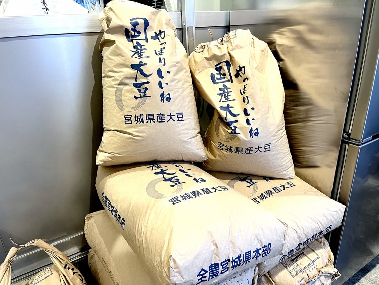 店内で製造する豆腐の原料は、国産大豆・ミヤギシロメを100%使用。豆腐は消泡材不使用にこだわる。