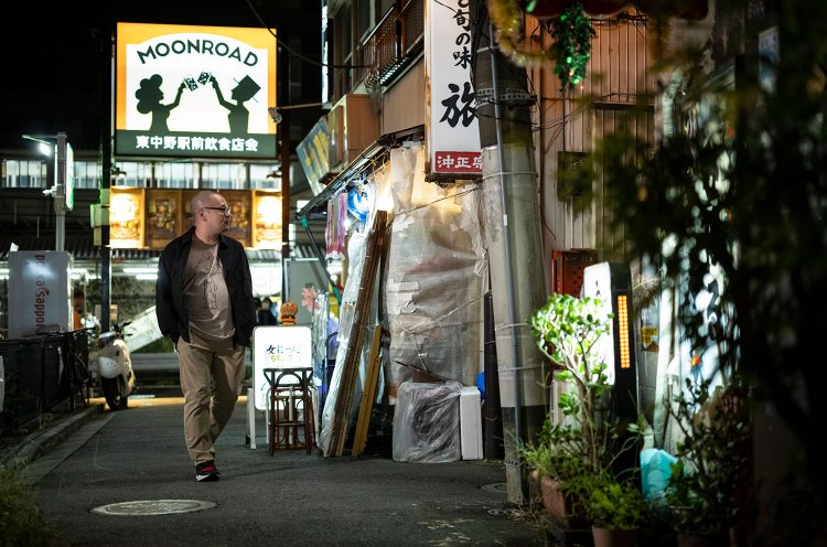 爪切男、東中野の夜をゆく。何もないが、すべてがある道へ