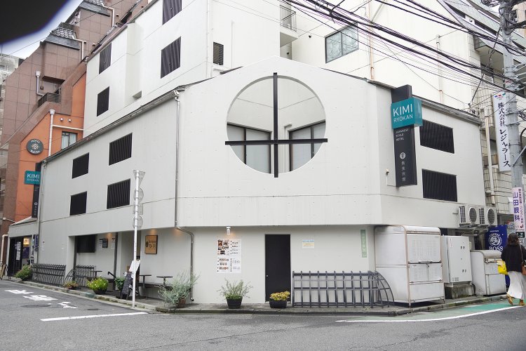 池袋駅の北側にある貴美旅館。