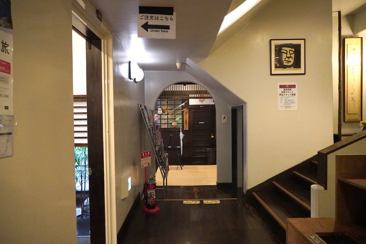 雰囲気のある廊下。奥が靴箱のある入り口。