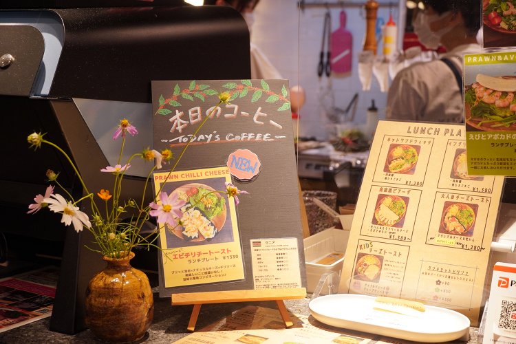カフェのカウンターにはランチやその日のおすすめが掲示される。