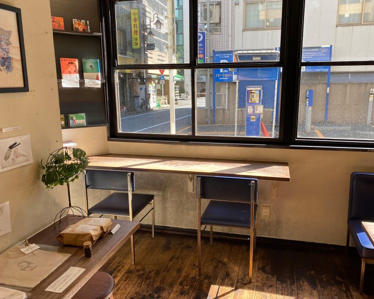 大きな窓から注ぐ日射しが心地いい。