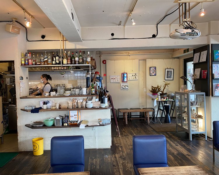 オーナー兼店長の髙野翔さん（左奥）。ランチ仕込み中。