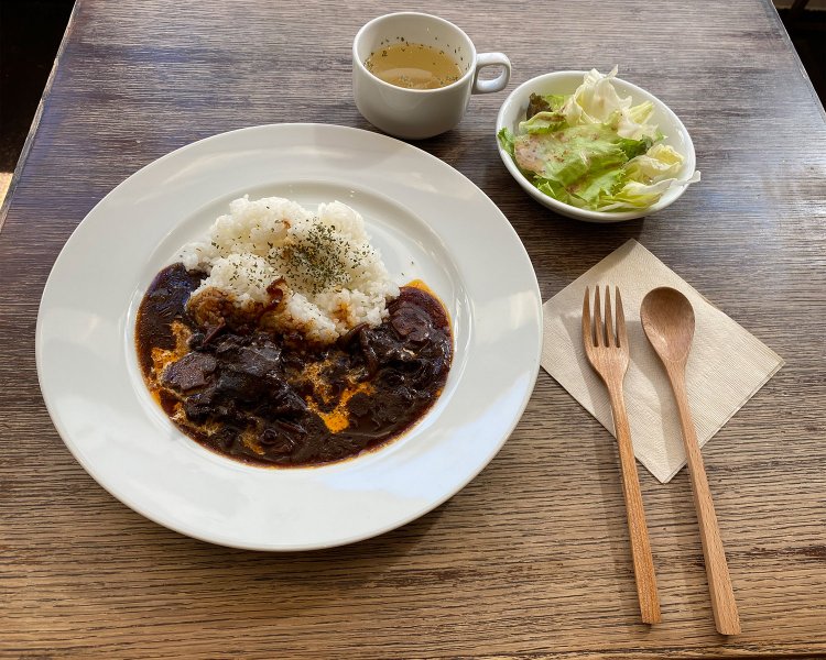 ハヤシライス スープ・コーヒー付き 1200円、土・日は1300円。