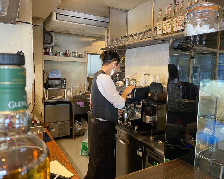 料理もスイーツも手作りとあって、大忙しです。