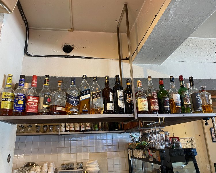 30～40種類揃ったリキュールの瓶。