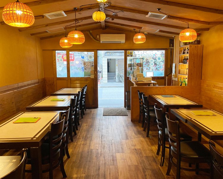 木材を基調とした造りの、リラックスできる店内。