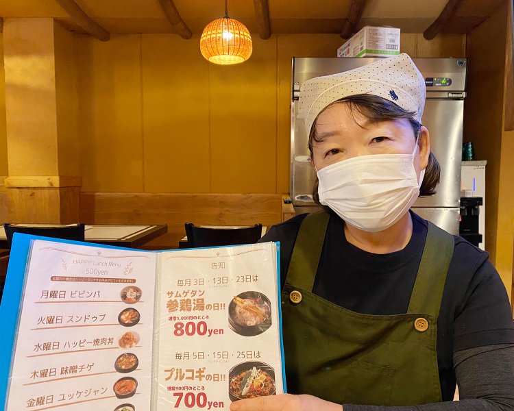 メニューについて話す調理担当のオモニ。