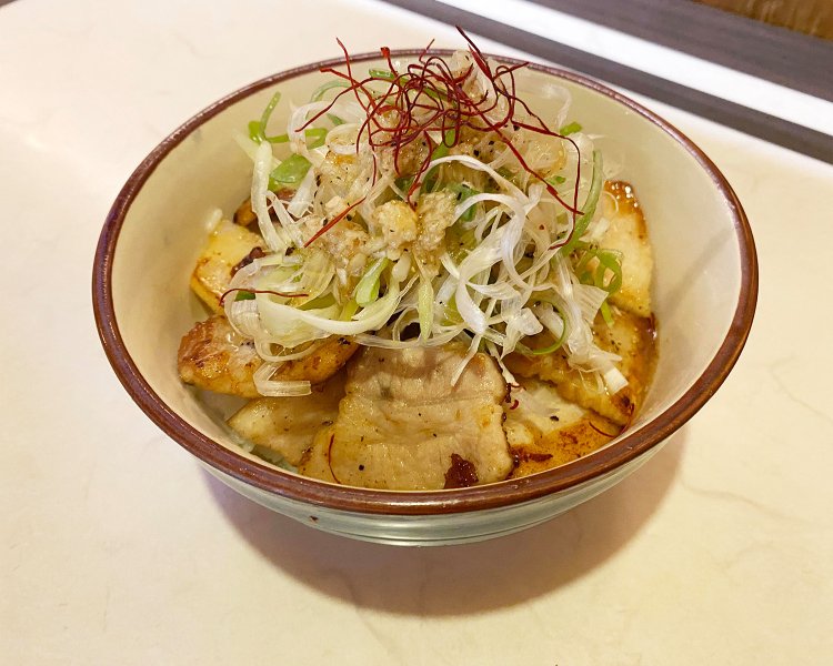 サムギョプサル丼800円。